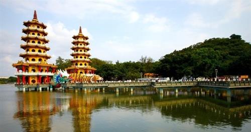 Picture of a lake in Taiwan. Two pagodas next to each other in the middle of the lake with a tiger and dragon in front. Picture of a lake in Taiwan. Two pagodas next to each other in the middle of the lake with a tiger and dragon in front.