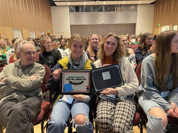 Wilsonville HS Journalism students win an award at Fall Media Day